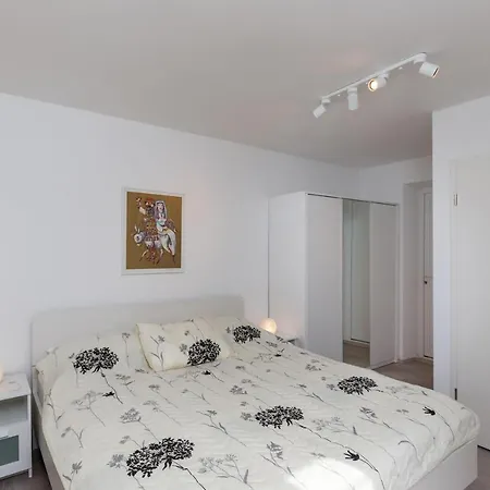Rea Zaton - Two-bedroom Daire *