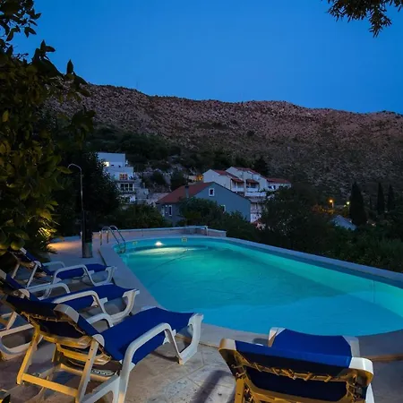 Rea Zaton - Two-bedroom Daire *